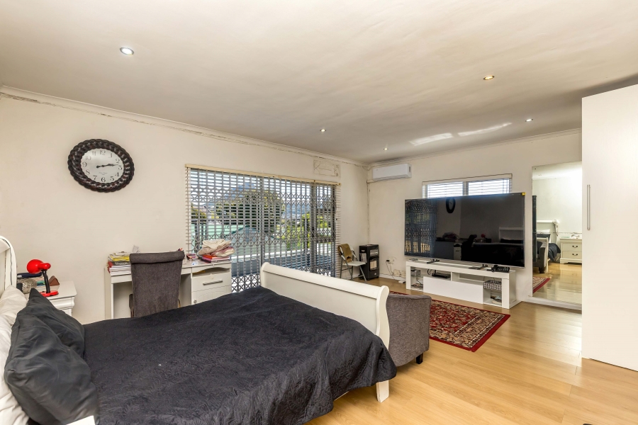 6 Bedroom Property for Sale in Walmer Estate Western Cape